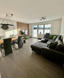 ein Wohnzimmer mit einem Sofa und einem Tisch in der Unterkunft Stilvoll eingerichtetes Ferienhaus in ruhiger Lage in Bremerhaven