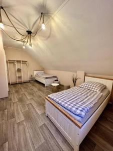 una camera con due letti e un soffitto di Stilvoll eingerichtetes Ferienhaus in ruhiger Lage a Bremerhaven