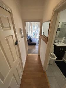 korytarz z drzwiami prowadzącymi do łazienki w obiekcie Spacious Central Brighton Apartment w Brighton and Hove