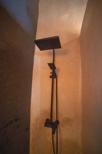 a light on the corner of a wall with a lamp at Hotel & Riad Veridis in Marrakech