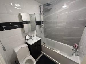 Bilik mandi di Spacious Central Brighton Apartment