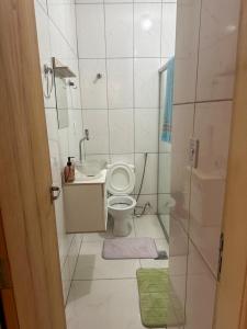 a small bathroom with a toilet and a sink at Apartamento no coração de BH! in Belo Horizonte