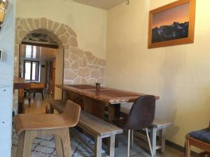 a dining room with a wooden table and chairs at L’Écrin in Corps