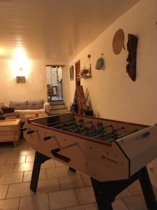 a living room with a pool table in the middle at L’Écrin in Corps