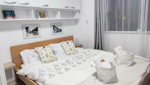 克盧日納波卡的住宿－Central Park Studio，卧室内的一张带白色床单和枕头的床