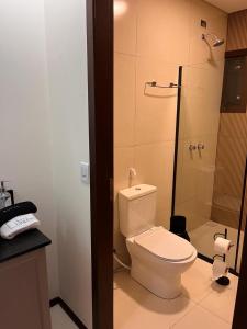 een badkamer met een toilet en een glazen douche bij Lofts Urbano in Urubici