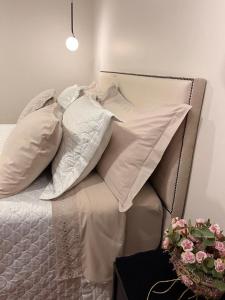 uma pilha de almofadas numa cama num quarto em Lofts Urbano em Urubici