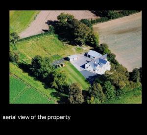 una vista aérea de una casa en un campo en Scrabo View - King Bedroom with private bathroom, en Comber