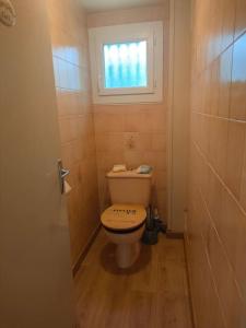 ein kleines Bad mit einem WC und einem Fenster in der Unterkunft Casa Tranquila Cerca el Estuario in Pauillac
