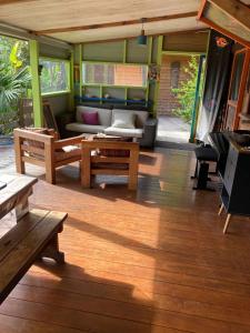 - un salon avec un canapé et une table dans l'établissement La pirogue enchantée, à Païta