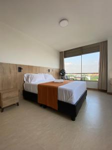 una camera con due letti e una grande finestra di Caliview Apartahotel Andalaya a Cali