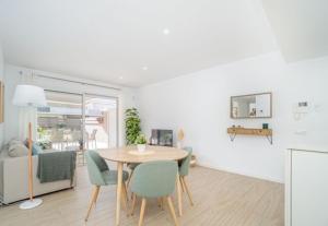 een woonkamer met een eettafel en stoelen bij MARIVENT 2023 in Roses