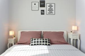 - une chambre avec un lit blanc et 2 tables de chevet dans l'établissement Mar deLuxe Apartment no 3, à Trogir