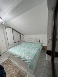 1 dormitorio con 1 cama con edredón verde en Villa JETA, en Prevallë