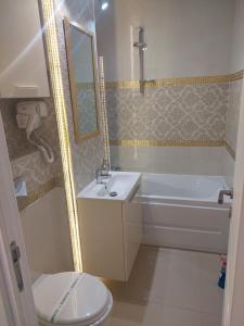 Et badeværelse på ONYX - Wonder Aparthotel + 25 billeder