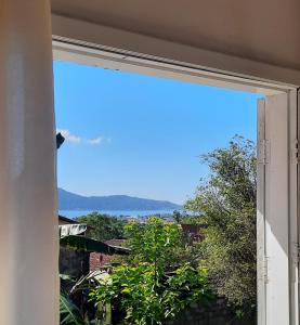 an open window with a view of the ocean at Refúgio dos gatos in Ubatuba