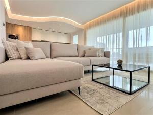 Posezení v ubytování Experience Unrivalled Luxury at Emerald Greens Your Exclusive Retreat in the Heart of San Roque Club Resort