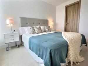 Postel nebo postele na pokoji v ubytování Experience Unrivalled Luxury at Emerald Greens Your Exclusive Retreat in the Heart of San Roque Club Resort