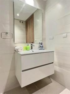 Koupelna v ubytování Experience Unrivalled Luxury at Emerald Greens Your Exclusive Retreat in the Heart of San Roque Club Resort