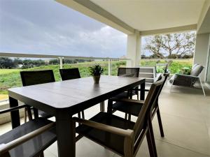 Posezení v ubytování Experience Unrivalled Luxury at Emerald Greens Your Exclusive Retreat in the Heart of San Roque Club Resort