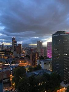 uitzicht op een stad in de nacht met gebouwen bij Loft con vista 180° en Centro Internacional 1224 in Bogota