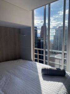 een slaapkamer met een bed en uitzicht op de stad bij Loft con vista 180° en Centro Internacional 1224 in Bogota