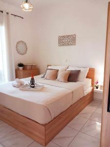 una camera con un grande letto e un vassoio di 4T apartments ad Argostoli
