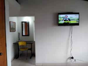 波哥大的住宿－Hostal Norma101，挂在墙上的电视
