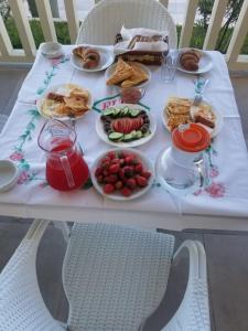 Hotel Maren Durres في دوريس: طاولة بيضاء عليها صحون طعام