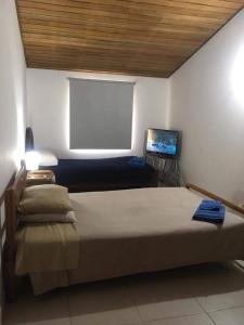 Schlafzimmer mit einem Bett und einem Laptop in der Unterkunft Hostal Norma101 in Bogotá
