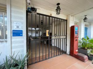 una entrada a un edificio con puerta de hierro en OUR HOME SAN ANTONIO, en Cali