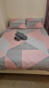 Легло или легла в стая в Two bed Apartment free parking near Colindale Station