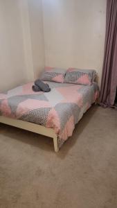 Colindale的住宿－Two bed Apartment free parking near Colindale Station，一间卧室,配有两张床