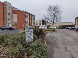 un cartel de no estacionar en un estacionamiento en New 2 Bedroom Appartment In Manchester - Stretford - Old Trafford Close to Football-Cricket Ground & City Centre, en Mánchester