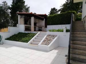 una casa con giardino e scale di fronte di Casa da Encosta Chaves a Chaves