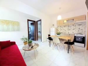un soggiorno con divano rosso e tavolo di 4T apartments ad Argostoli