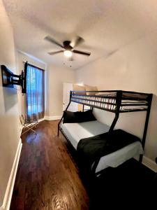 1 dormitorio con 2 literas y ventilador de techo en Luxury Chicago TH is a 10-minute drive to DWTN, perfect for city access RSV Now, en Chicago