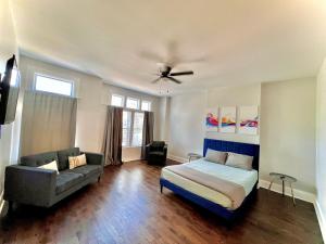 1 dormitorio con 1 cama y 1 sofá en Luxury Chicago TH is a 10-minute drive to DWTN, perfect for city access RSV Now, en Chicago
