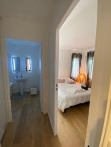 モンティニー・ル・ブルトンヌーにあるAppartement 59m2 professionnel ou familial Saint Quentin en Yvelinesのベッドルーム1室(ベッド1台付)、バスルーム(シンク付)