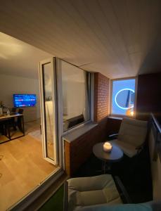 - un petit salon avec un canapé et une table dans l'établissement Appartement 59m2 professionnel ou familial Saint Quentin en Yvelines, à Montigny-le-Bretonneux