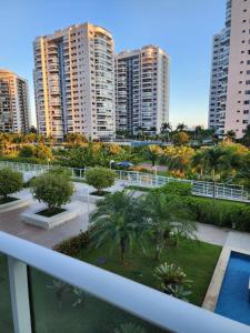 - un balcon offrant une vue sur une ville avec de grands bâtiments dans l'établissement Loft Ilha Pura, à Rio de Janeiro