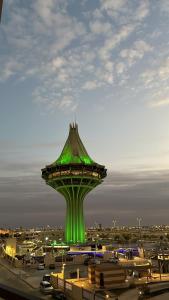 ein großer grüner Turm auf einem Parkplatz in der Unterkunft شقة فاخرة بدخول ذاتي 2 in Al Kharj