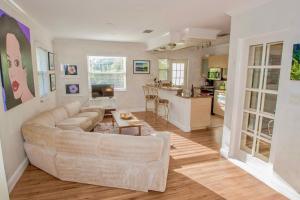 uma sala de estar com um sofá e uma cozinha em La Maison-Adorable Cottage Mins from Wilton Manors em Fort Lauderdale