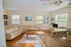 uma sala de estar com um sofá e uma mesa em La Maison-Adorable Cottage Mins from Wilton Manors em Fort Lauderdale