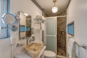 y baño con lavabo, aseo y ducha. en Casa Amatlán Ciento Dos, en Ciudad de México