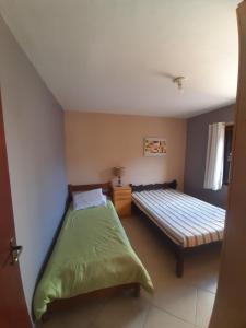 um quarto com uma cama e um banco em tranquilidade em Serra Negra