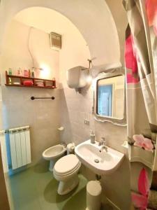 サン・クイーリコ・ドルチャにあるAntico Borgoのトイレと洗面台付きのバスルーム