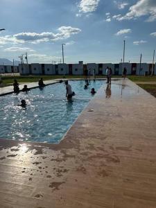 eine Gruppe von Menschen, die in einem Pool mit Wasser sitzen in der Unterkunft Eco terra in Chalchuapa
