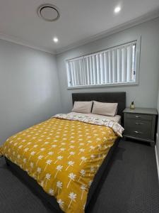 1 dormitorio con 1 cama con manta amarilla en Modern Luxury with Nature, en Camden