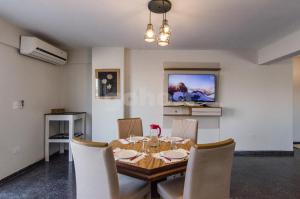 Spacious Apartment Located In Downtonwn Asuncin في أسونسيون: غرفة طعام مع طاولة وكراسي